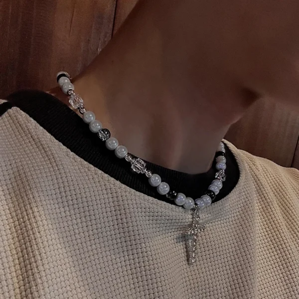 Vòng cổ ngọc trai chữ thập đính đá – Phong cách cá tính Streetwear