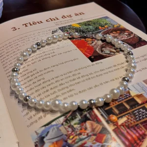 Vòng cổ ngọc trai phối charm kim loại – Phong cách streetwear cá tính unisex