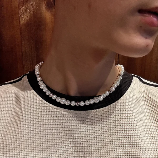 Vòng cổ ngọc trai phối charm kim loại – Phong cách streetwear cá tính unisex