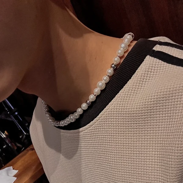 Vòng cổ ngọc trai phối charm kim loại – Phong cách streetwear cá tính unisex